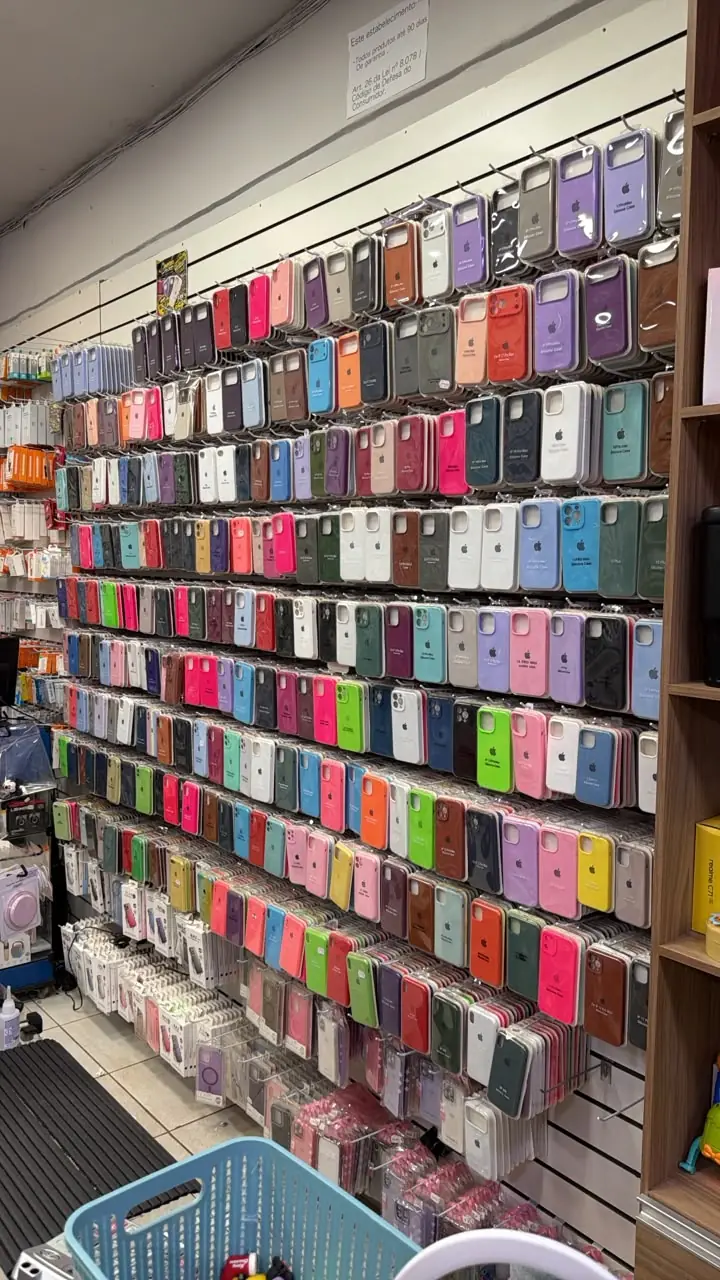 Parede de capinhas de silicone para iPhone em dezenas de cores