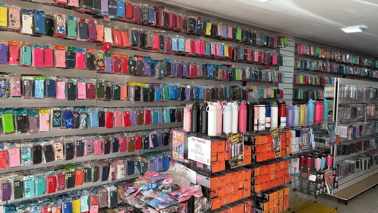 Prateleiras com capinhas coloridas e garrafas térmicas